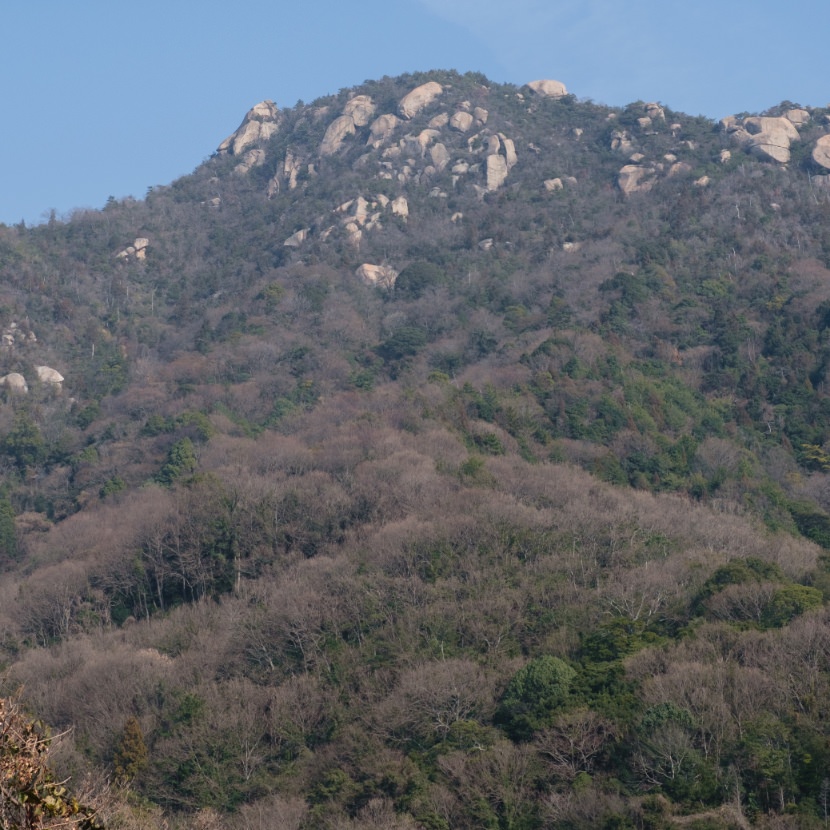 倉橋島の中央部に位置する火山