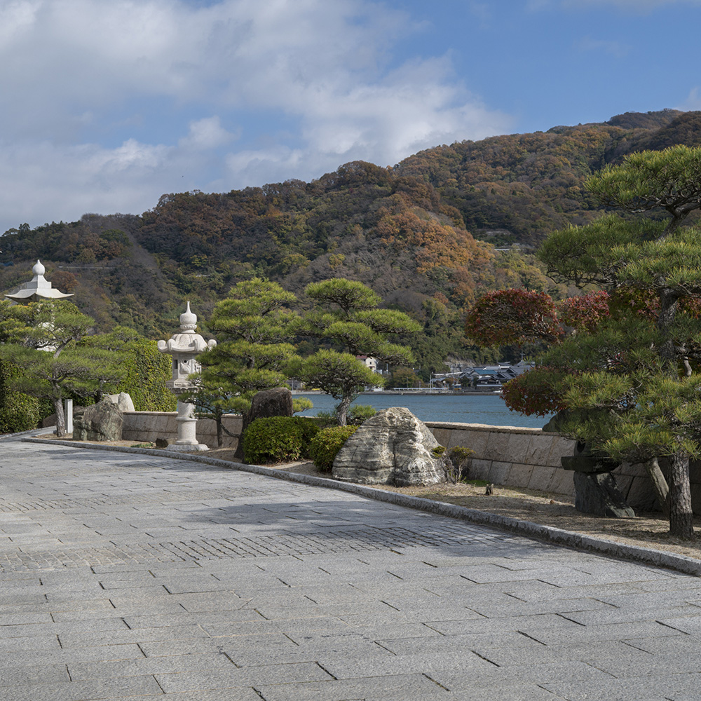 美術館前は潮風を感じる散策路