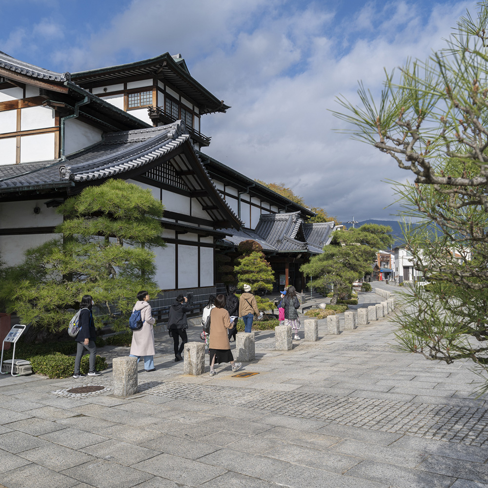 荘厳なたたずまいの本格木造建築