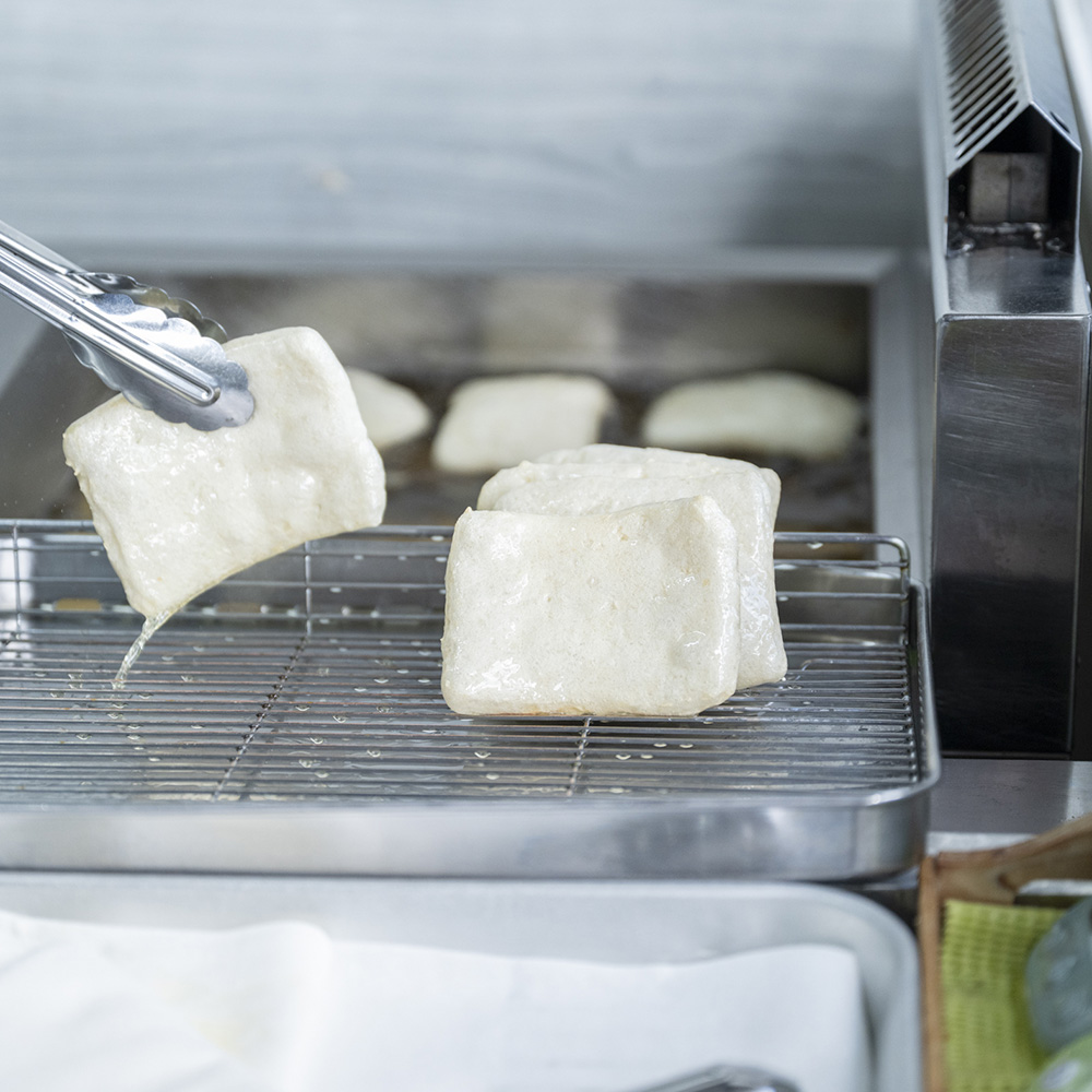 目の前で揚げてくれる