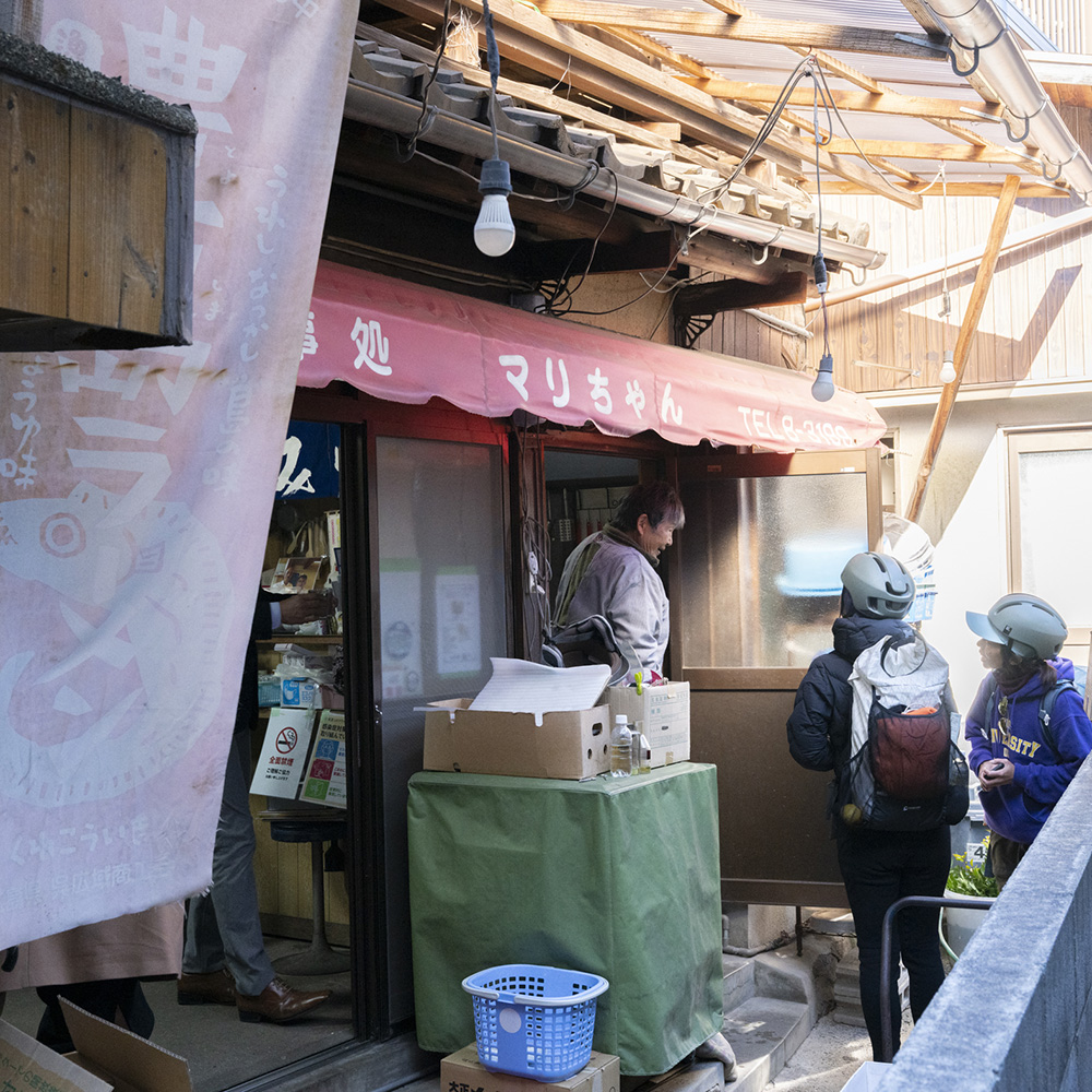 探検気分でお店に到着