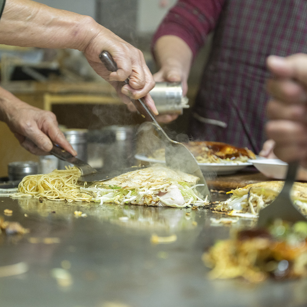 休む暇なく次々と焼かれる