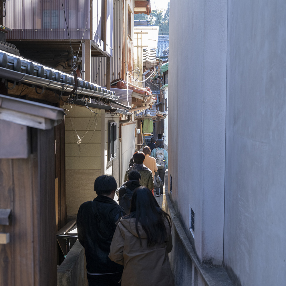 ひとりがやっと通れる幅