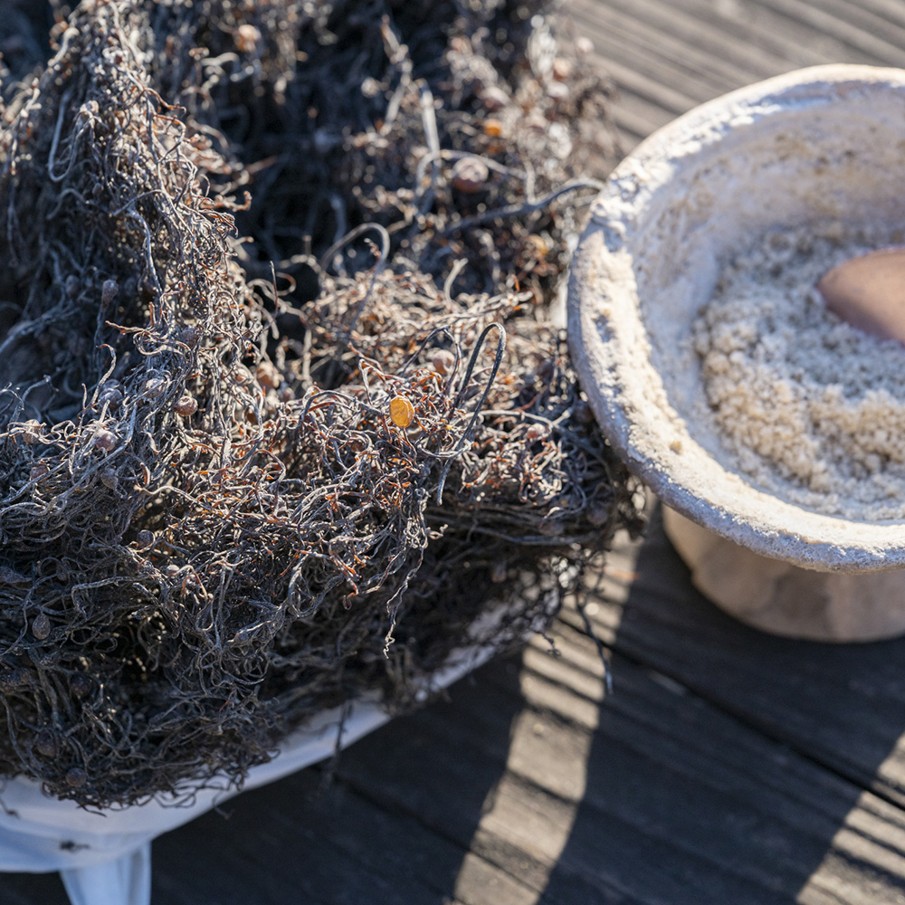 材料の玉藻（左）と完成した藻塩