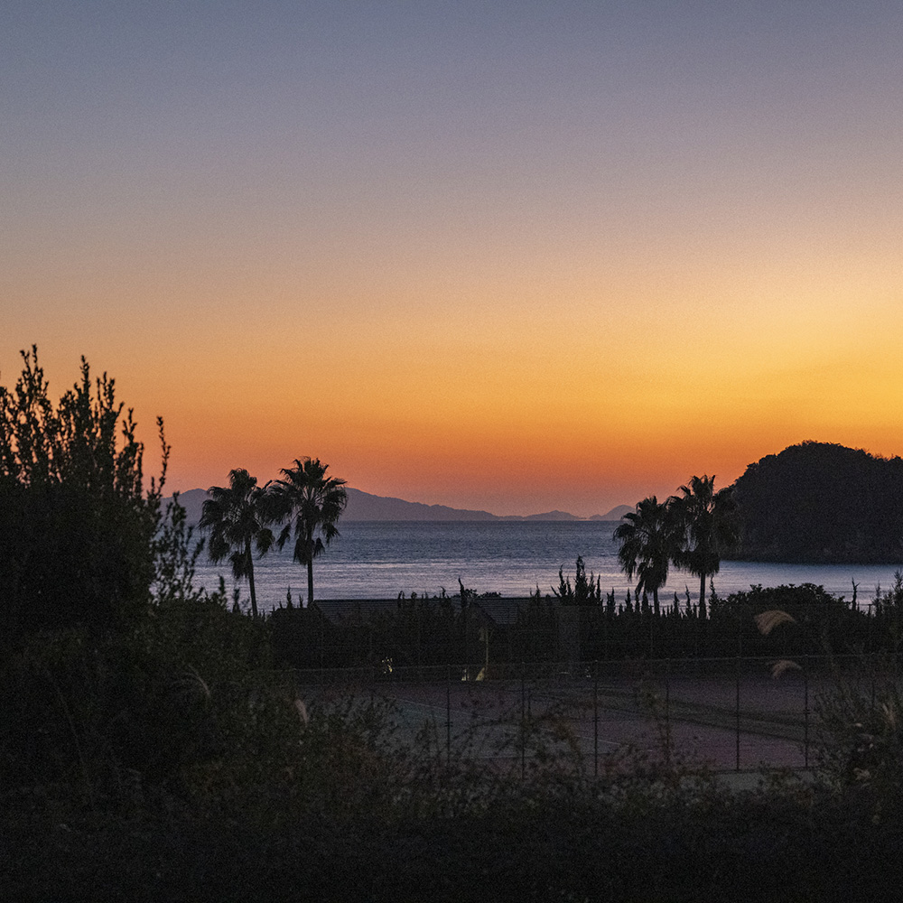 段々と暮れていく海を眺めながら