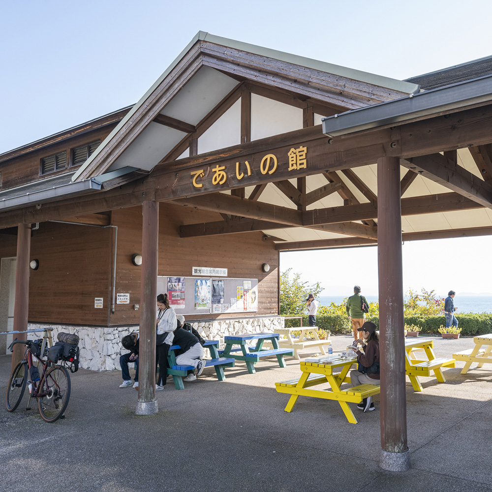 青い海が迎える休憩エリア