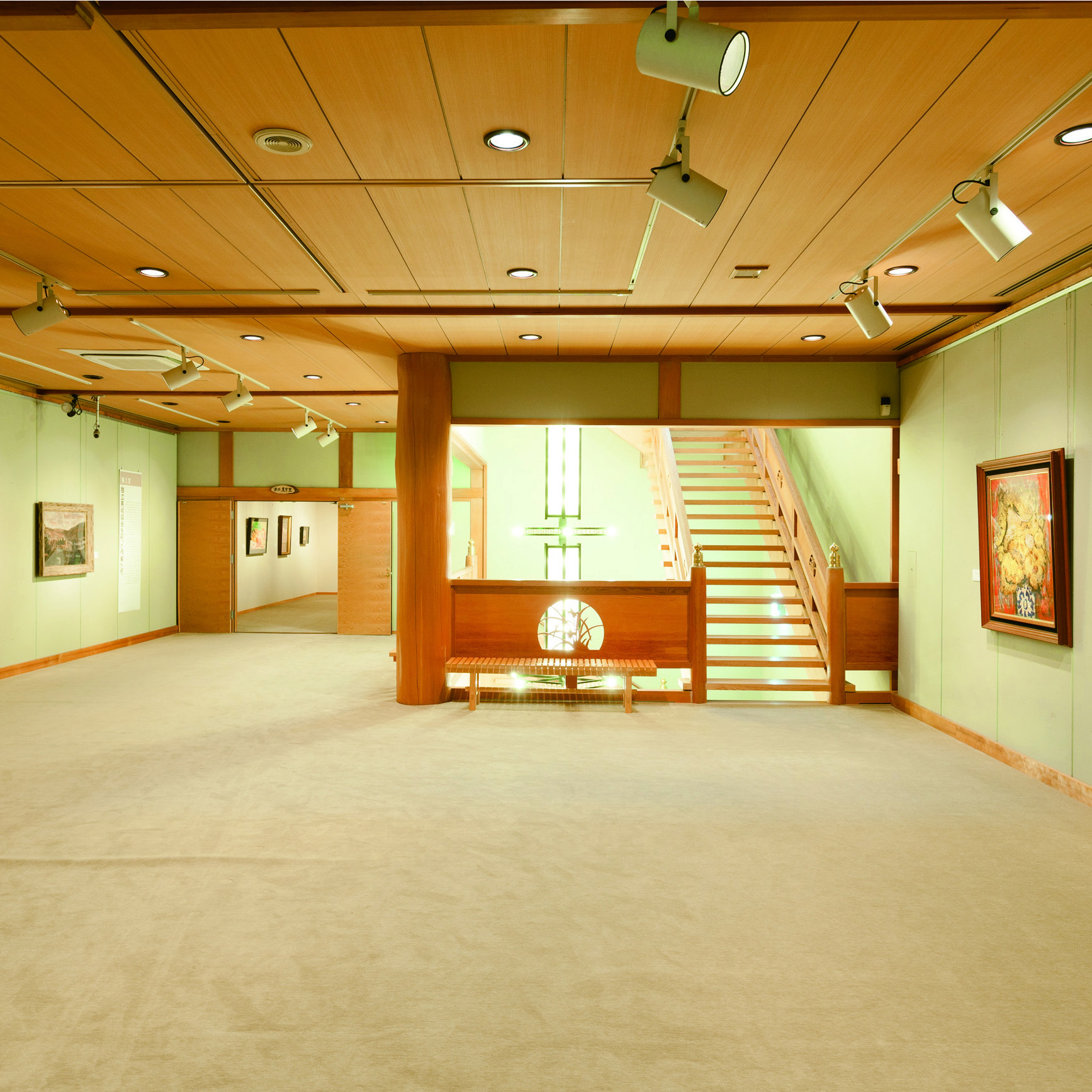 静かな空間でゆっくり鑑賞