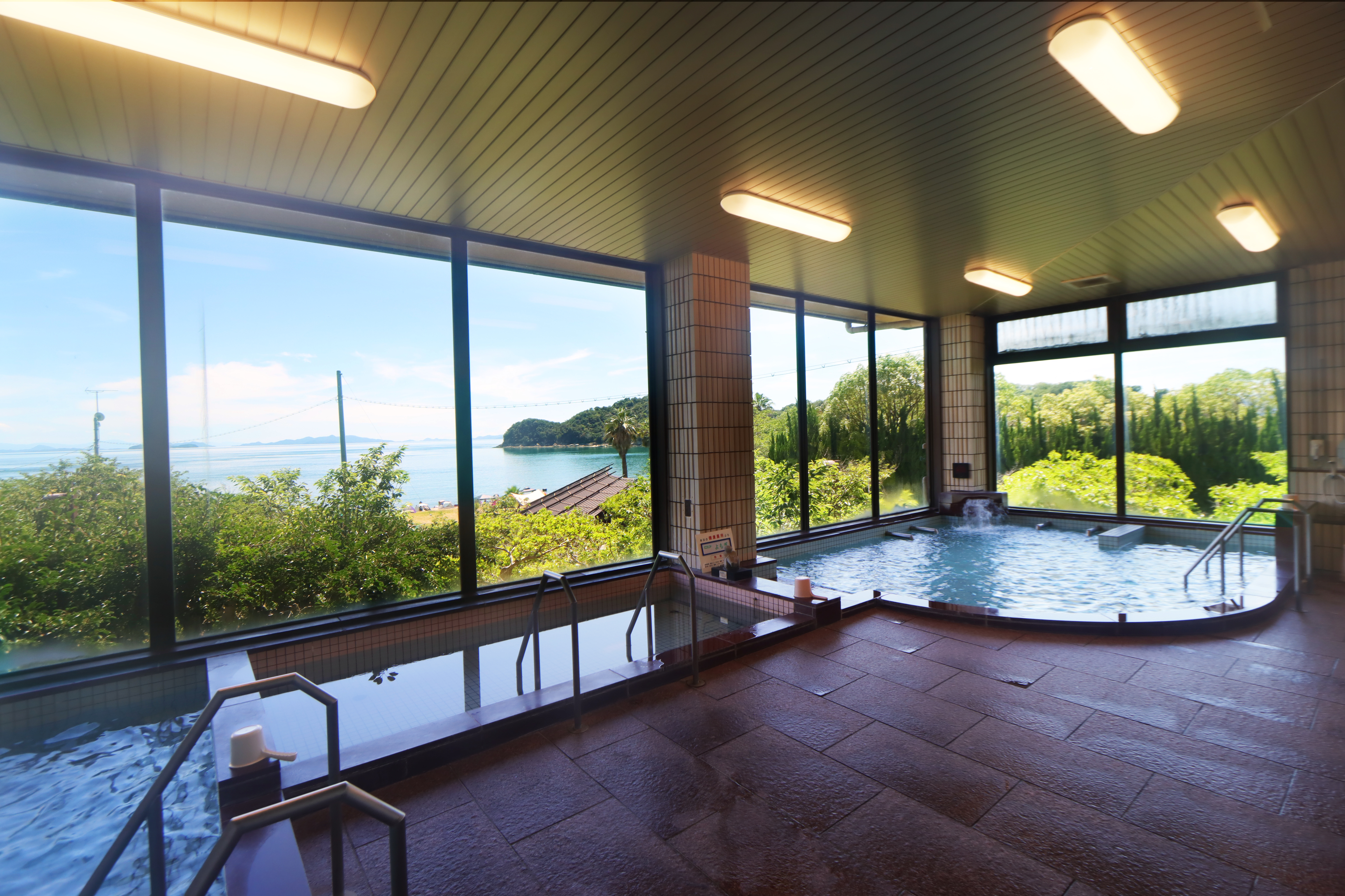 瀬戸内海を一望できる大浴場